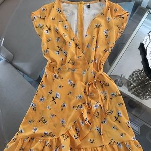 Show Lai Brand Adorable Floral Dress Size Small